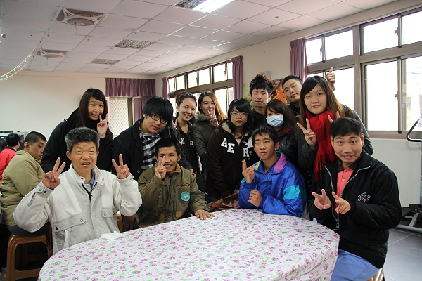 愛心服務志工學習活動 餐旅系學生與華嚴院生開心同樂 - 