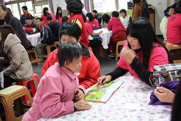 愛心服務志工學習活動 餐旅系學生與華嚴院生開心同樂 - 