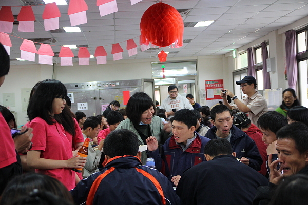 愛心服務志工學習活動 餐旅系學生與華嚴院生開心同樂 - 