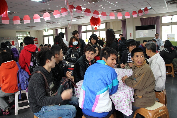 愛心服務志工學習活動 餐旅系學生與華嚴院生開心同樂 - 