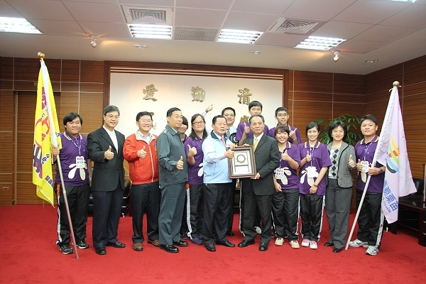 刘政鸿县长授旗本校春晖服务志工队 参加行政院青辅会全国绩优志工决赛 - 