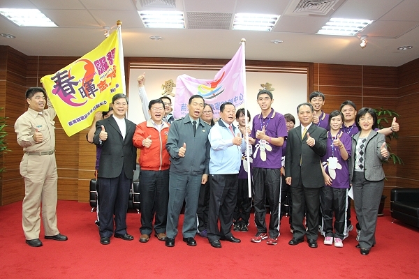 刘政鸿县长授旗本校春晖服务志工队 参加行政院青辅会全国绩优志工决赛 - 