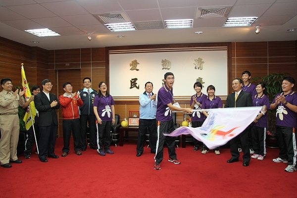 刘政鸿县长授旗本校春晖服务志工队 参加行政院青辅会全国绩优志工决赛 - 