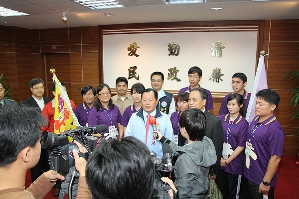 刘政鸿县长授旗本校春晖服务志工队 参加行政院青辅会全国绩优志工决赛 - 