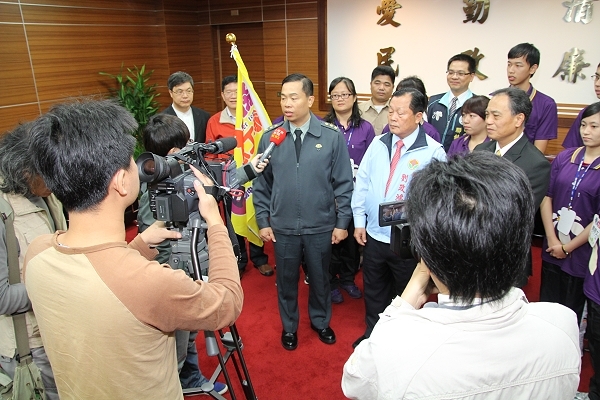 刘政鸿县长授旗本校春晖服务志工队 参加行政院青辅会全国绩优志工决赛 - 