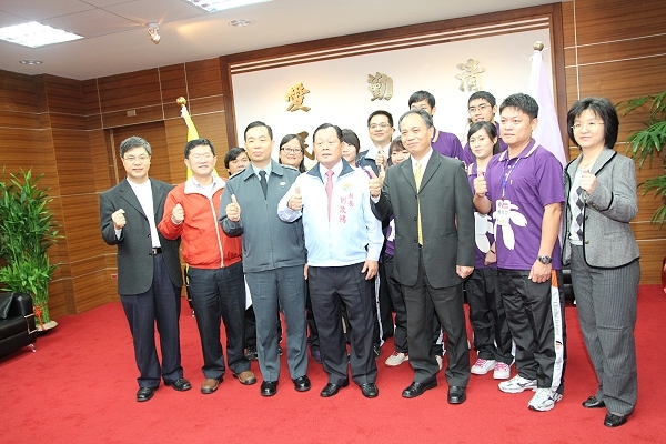 刘政鸿县长授旗本校春晖服务志工队 参加行政院青辅会全国绩优志工决赛 - 