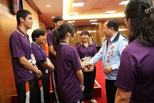刘政鸿县长授旗本校春晖服务志工队 参加行政院青辅会全国绩优志工决赛 - 