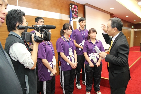 刘政鸿县长授旗本校春晖服务志工队 参加行政院青辅会全国绩优志工决赛 - 