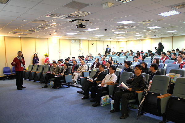 本校教职员生踊跃参与本次发表会实况，图为龙清勇教务长报告本次教学卓越计画总计画执行成果简报 - 