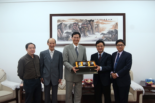 本校与武汉科大城市学院互赠纪念品 - 