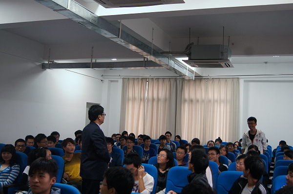 李义祥开发长与学生进行有奖征答互动活动 - 