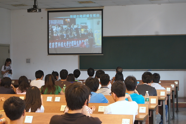 南海东软学院学生观看本校导览影片 - 