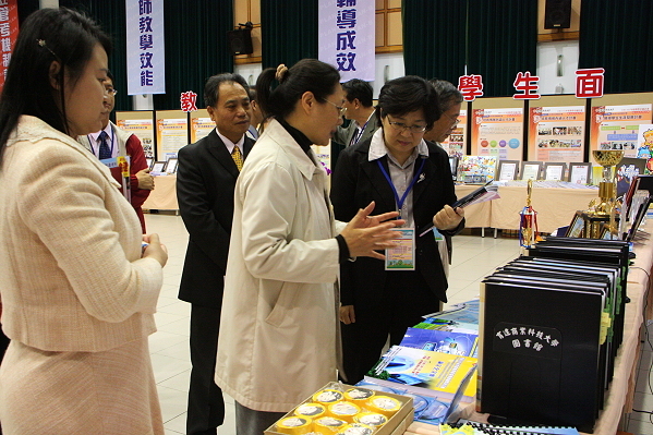 本次的期末成果发表会行程中，自评委员透过简报听取、资料审阅及专业教学环境的实地参访等方式考评计画执行成效 -  - 