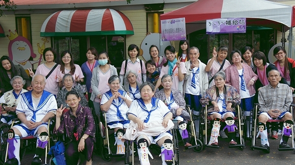 重陽敬老展活力 育達學生擔任志工與阿公阿嬤同樂 - 