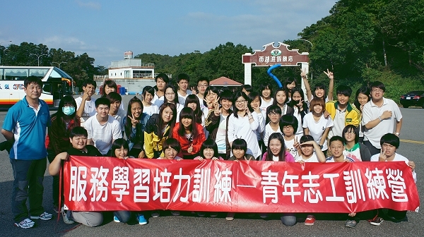 重陽敬老展活力 育達學生擔任志工與阿公阿嬤同樂 - 