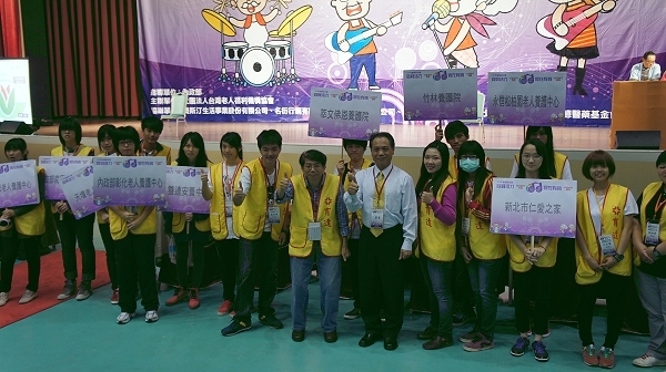 重陽敬老展活力 育達學生擔任志工與阿公阿嬤同樂 - 