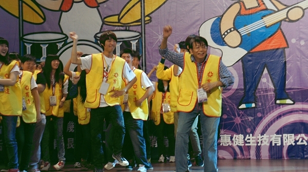 重陽敬老展活力 育達學生擔任志工與阿公阿嬤同樂 - 