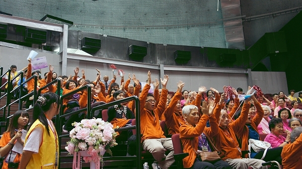 重陽敬老展活力 育達學生擔任志工與阿公阿嬤同樂 - 