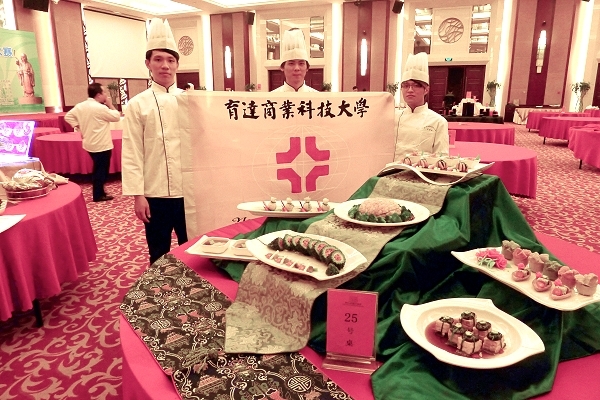 賀！餐旅系師生榮獲「第八屆國際美食養生大賽」三項全能及團體金獎 - 