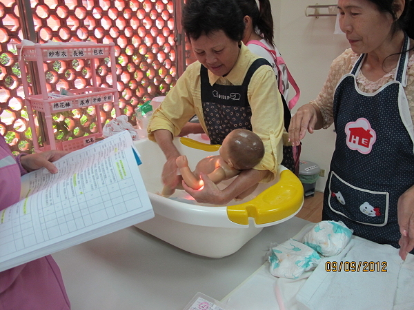 保母人員職前訓練班舉辦中秋同樂會 - 