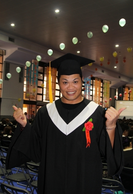 瑪利亞穿上學士服，開心參加畢業典禮 - 