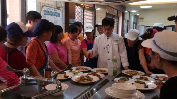 复合式餐饮技能班的学员们上课非常认真，用心的听着老师每一个讲评 - 