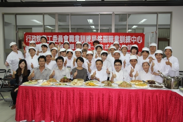 复合式餐饮技能班结业典礼，大家开心留下团体大合照 - 