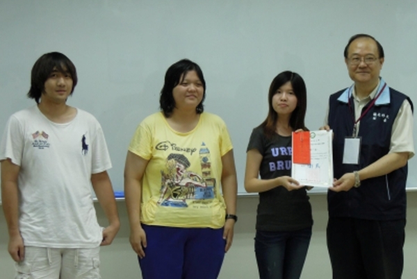 本校财务系黄舒婷、陈慧萍与黄子晏(从右二至左)从侨光科大卫民校长(右一)手中接下奖项 - 