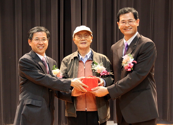 陳建勝校長就任新職 期許「再攀高峰、再創傳奇」 - 