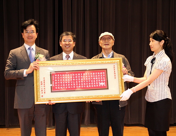 陳建勝校長就任新職 期許「再攀高峰、再創傳奇」 - 