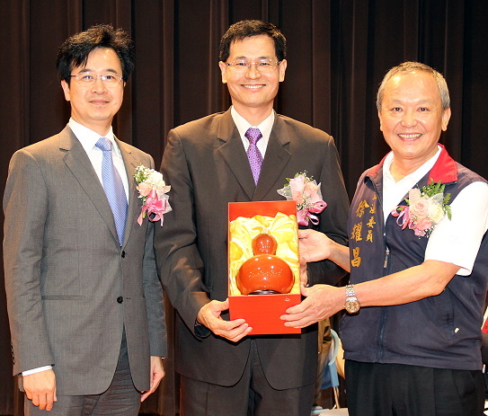 陳建勝校長就任新職 期許「再攀高峰、再創傳奇」 - 