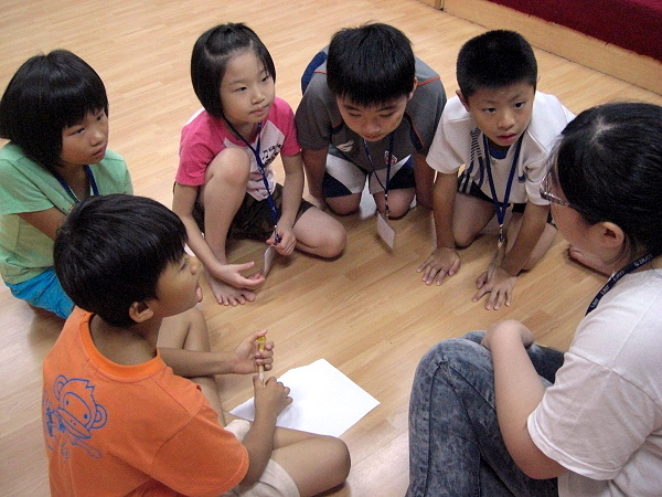 「2012創意魔法巫~兒童戲劇夏令營」遊戲中啟發兒童創作潛能 - 