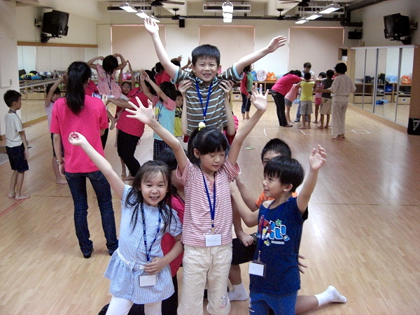 「2012創意魔法巫~兒童戲劇夏令營」遊戲中啟發兒童創作潛能 - 