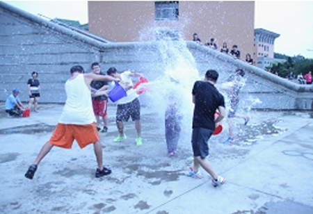 水球大赛让大家全体玩疯了 - 