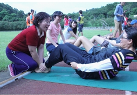 参赛者人人咬牙挑战体适能游戏竞赛 - 