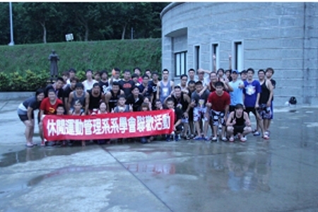 欢送会后，大家相约来年再聚 - 