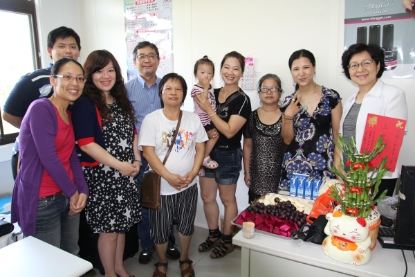 董紫羚(右二)開設工作室，育達科大李麗華副校長(右一)特地前來道賀 - 