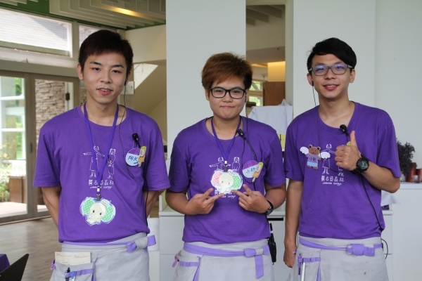 休管系林圣翊、蒋艾美与林国隆同学(由左至右)实习认真，收获满满 - 