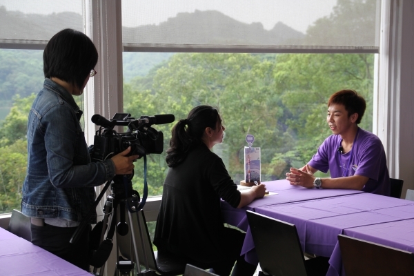 同学们一一受访时神情难掩紧张，但很快就进入状况 - 