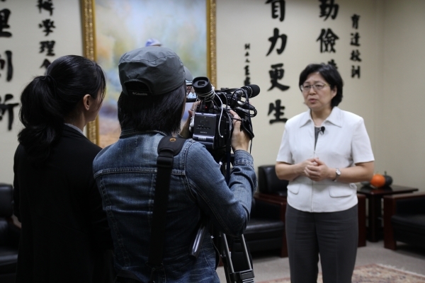  李丽华副校长分析就业实习产学合作的优势 - 