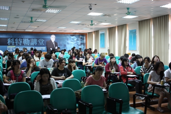 参与研习营的学员们认真听讲与做笔记 - 