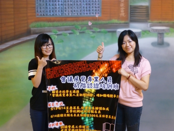 应英系曾淑颖老师（右）及同学代表接受专访  - 