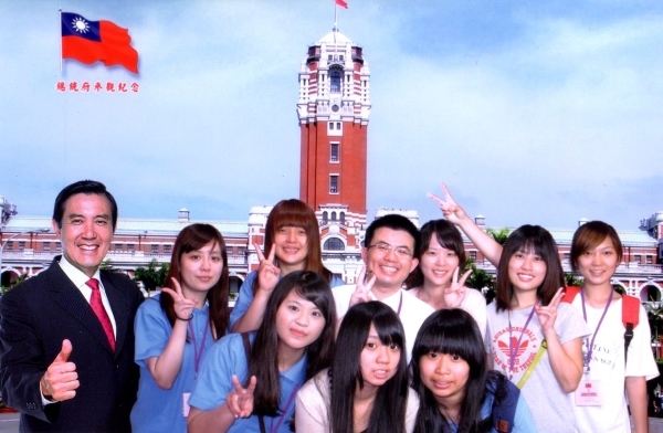 休管系师生于总统府内与马总统虚拟影像开心合影留念 - 