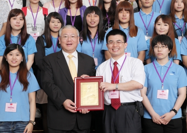 曾圣文老师(右二)致赠总统府熊光华副祕书长(左二)本校纪念牌表示感谢之意 - 