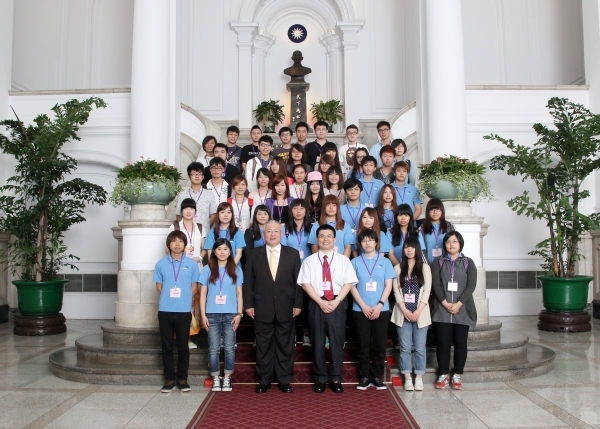总统府熊光华副祕书长(前排左三)接见休管系参访团并于总统府敞厅合影留念  - 