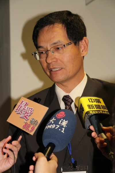 陈校长接受与会媒体访问，谈论苗栗发展新契机 - 