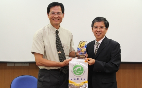 陈建胜校长(左)与唐彦博校长(右)互赠纪念品 - 