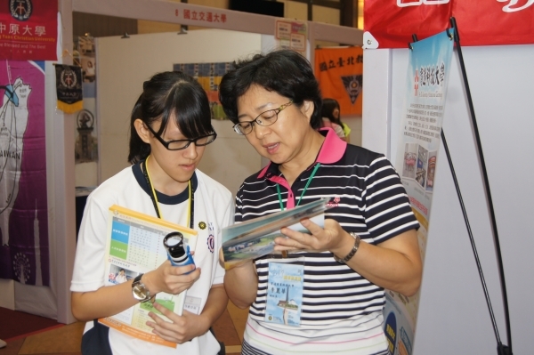 李丽华副校长(右)细心回答同学的问题 - 