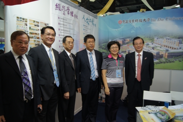 教育部蒋伟宁部长(右三)等人莅临本校展场摊位，和李丽华副校长(右二)合影 - 