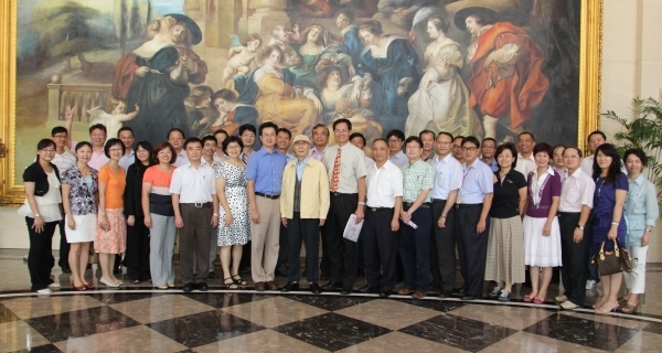 王创办人(图中)在新卸任主管感恩餐会前与大家合影 - 